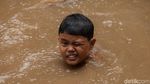 Keseruan Anak-anak Berenang di Waterpark Taman Langsat