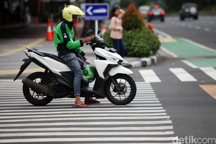 Direktorat Lalu Lintas Polda Metro Jaya menerapkan tilang elektronik atau E-TLE bagi pengendara sepeda motor di Jalan Sudirman-MH Thamrin, Jakpus. Tilang elektronik diberlakukan pada 1 Februari 2020.