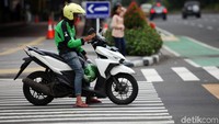 Seorang pengendara sepeda motor tampak berhenti di zebra cross sehari jelang penerapan E-TLE. 
