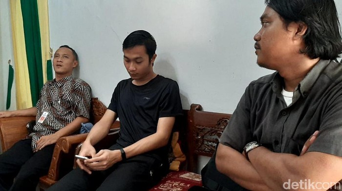 Mahasiswa Shanghai University of Sport asal Cilacap, Muhammad Aditya Prihantara (tengah), Jumat (31/1/2020).