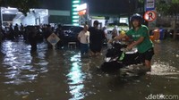 Sementara di halaman ruang rawat inap yang jaraknya sekitar 5 meter dengan IGD juga tergenang air.