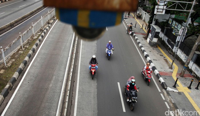 Direktorat Lalu Lintas Polda Metro Jaya menerapkan tilang elektronik atau E-TLE bagi pengendara sepeda motor di Jalan Sudirman-MH Thamrin, Jakpus. Tilang elektronik diberlakukan pada 1 Februari 2020.