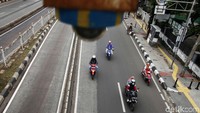 Sejumlah pengendara sepeda motor melintas di Jalan Thamrin, Jakarta, Jumat (31/1/2020). 