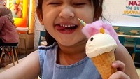 Seperti layaknya anak kecil lain, Graciella juga suka es krim. Kali ini ia pamer pose cute saat melahap es krim. Foto: Instagram graciellabigail