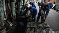 Menurut petugas tinggi lumpur yang mengendap di selokan yang berada di kawasan Gunung Sahari itu mencapai 2 meter.