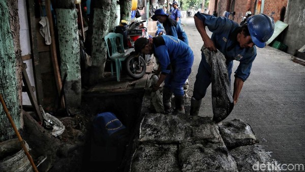 Antisipasi Banjir, Lumpur di Selokan Gunung Sahari Dibersihkan