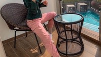 Pose Olivia Jansen yang satu ini juga terlihat menarik. Sambil memegang cangkir, kira-kira apa ya isinya? Foto: Instagram @oliviajansen