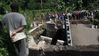 Jembatan yang ambruk diterjang banjir lumpur itu dibangun pada Agustus 2019.