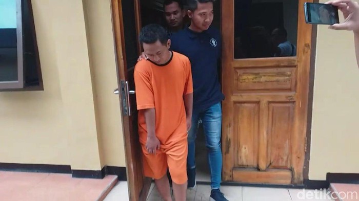 Tampang Pemuda Garut Pajang Foto Gadis Bugil