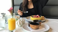 Yummy! Dasom tampak asyik menikmati semangkuk salad buah. Ia juga siap menyeruput segelas jus jeruk yang ada di depannya. Foto: instagram @som0506