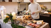 Sudah tahu belum kalau Henry juga pandai memasak? Bahkan teknik memasaknya pun sangat tinggi. Lihat saja nih saat ia memasak hidangan berupa kalkun, roti, dan lainnya untuk perayaan Natal lalu. Foto: Instagram @henryl89