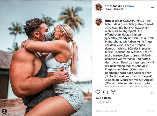 Influencer olahraga Fitness Oskar berbagi foto terbarunya di Instagram hari ini Jumat (31/1/2020) dengan menggunakan hashtag #coronavirus. Pada fotonya, pria dengan followers lebih dari 99 ribu itu berpose berpelukan dan berciuman dengan kekasihnya saat liburan di Phuket, Thailand. Namun saat berciuman bibir mereka tak bersentuhan karena terhalang masker. Akun @fitnessoskar menyebut mereka berciuman melalui masker wajah. Kami tidak takut akan virus…Kami masih bisa menikmati liburan dan berharap penderitaan ini akan segera berakhir! katanya. Foto: Instagram