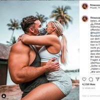 Influencer olahraga Fitness Oskar berbagi foto terbarunya di Instagram hari ini Jumat (31/1/2020) dengan menggunakan hashtag #coronavirus. Pada fotonya, pria dengan followers lebih dari 99 ribu itu berpose berpelukan dan berciuman dengan kekasihnya saat liburan di Phuket, Thailand. Namun saat berciuman bibir mereka tak bersentuhan karena terhalang masker. Akun @fitnessoskar menyebut mereka berciuman melalui masker wajah. Kami tidak takut akan virus…Kami masih bisa menikmati liburan dan berharap penderitaan ini akan segera berakhir! katanya. Foto: Instagram