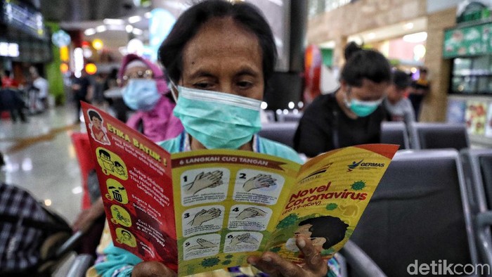 PT KAI Bagi-bagi Masker Cegah Virus Corona di Gambir PT KAI Daop 1 Jakarta gelar sosialisasi dan bagi-bagi masker guna mencegah virus corona di Stasiun Gambir. Pengunjung juga dapat periksa kesehatan di stasiun.