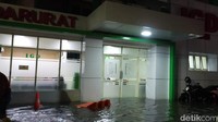 Tak hanya di halaman RSI, air juga masuk ke ruang IGD setinggi 15cm. Semua peralatan medis diangkat ke tempat yang lebih aman.