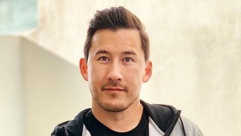 4. Mark Markiplier Fischbach dengan pendapatan USD 14 juta di tahun 2019. Selain gaya playthrough-nya yang kocak, ia juga dikenal dengan filmnya di YouTube Original berjudul A Heist with Markiplier. Foto: Instagram