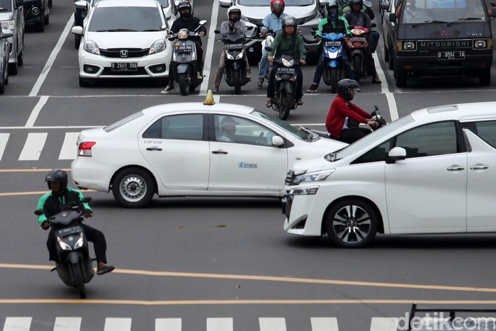 Direktorat Lalu Lintas Polda Metro Jaya menerapkan tilang elektronik atau E-TLE bagi pengendara sepeda motor di Jalan Sudirman-MH Thamrin, Jakpus. Tilang elektronik diberlakukan pada 1 Februari 2020.