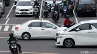 Nantinya pengendara yang melanggar rambu lalu lintas, marka jalan, dan tidak memakai helm akan dikenakan sangsi tilang elektronik.