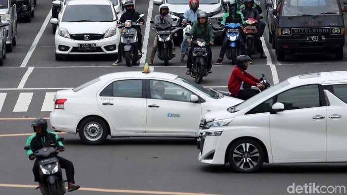 Direktorat Lalu Lintas Polda Metro Jaya menerapkan tilang elektronik atau E-TLE bagi pengendara sepeda motor di Jalan Sudirman-MH Thamrin, Jakpus. Tilang elektronik diberlakukan pada 1 Februari 2020.