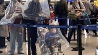 Plastik putih berukuran besar juga dimanfaatkan para warga untuk melindungi tubuh. Tak tanggung-tanggung, hampir setengah bagian tubuh orang ini terbungkus plastik besar. Foto: istimewa