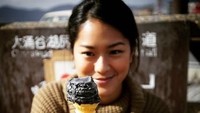 Berlibur ke Jepang, Prisia habiskan waktu untuk mencoba es krim hitam yang hits di sana. Foto: Instagram @prisia