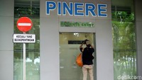 Ruangan isolasi untuk pasien dengan gejala virus corona itu berada terpisah dari ruangan lain bagi pasien dengan penyakit lainnya.