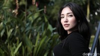 Manda bercerita soal kehidupan pribadi, karier dan hobi uniknya yakni menembak.
