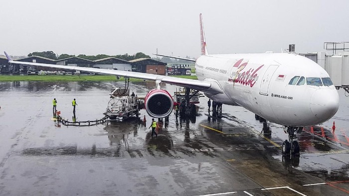 Pesawat tipe A-330 milik Batik Air melakukan persiapan untuk menjemput Warga Negara Indonesia (WNI) di Wuhan, China, di Bandara Soekarno-Hatta, Tanggerang, Sabtu (1/2/2020). ANTARA FOTO/Muhammad Iqbal/gp/hp.