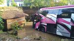 Begini Potret Bus yang Terjun ke Kolam Ikan di Ciamis