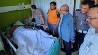 Kapolres Majalengka AKBP Mariyono menjenguk korban luka kecelakaan maut bus yang membawa rombongan sejumlah kiai Nahdlatul Ulama (NU) Jatim di Rumah Sakit (RS) Mitra Plumbon, Kabupaten Cirebon, Jawa Barat. Insiden kecelakaan itu terjadi di Tol Cipali.