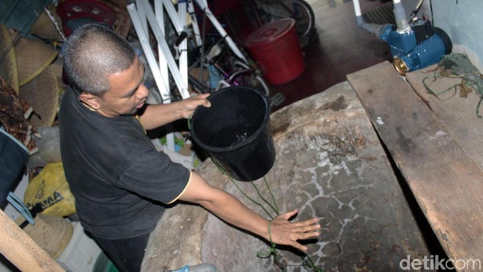Warga Gang Warga, Kelurahan Leuwigajah, Cimahi, Jawa Barat, dihebohkan dengan sumur yang mengeluarkan uap dan airnya menjadi panas.