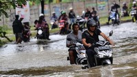 Hujan lebat yang mengguyur sejak malam hari menyebabkan beberapa titik di Tangerang terendam banjir.
