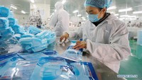 Masker-masker pelindung ini harus segerea diproduksi untuk menjamin persediaan karena permintaannya yang terus meningkat. Foto: Dok. Xinhua/Lu Boan