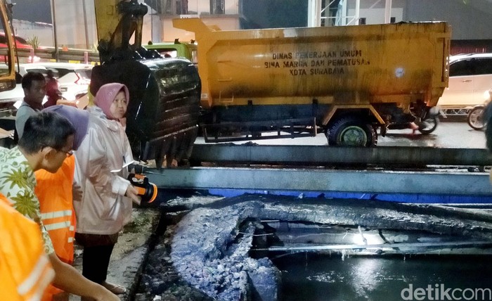 Jelang tengah malam, usai hujan deras yang mengguyur dan menggenangi sebagian wilayah Surabaya, Wali Kota Risma akhirnya turun tangan langsung memantau banjir di wilayahnya.