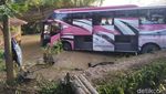Begini Potret Bus yang Terjun ke Kolam Ikan di Ciamis