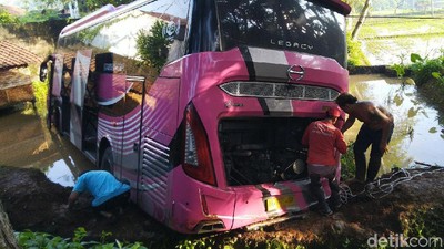 Begini Potret Bus yang Terjun ke Kolam Ikan di Ciamis