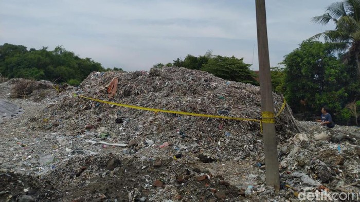 scrap kertas bercampur sampah plastik