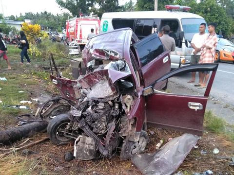 Mobil yang bertabrakan dengan bus mengalami ringsek parah