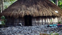 Rumah adat Honai mulai jarang terlihat, namun Pemda Puncak Jaya berusaha melestarikan rumah adat tersebut sebagai upaya menjaga budaya masyarakat setempat.