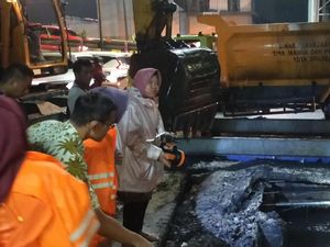 Saat Risma Turun Langsung Bantu Surutkan Banjir yang Genangi Surabaya