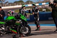 Kawasaki Ninja ZX-25R dites pembalap. 