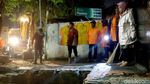 Begini Aksi Risma Turun Langsung Atasi Banjir Surabaya