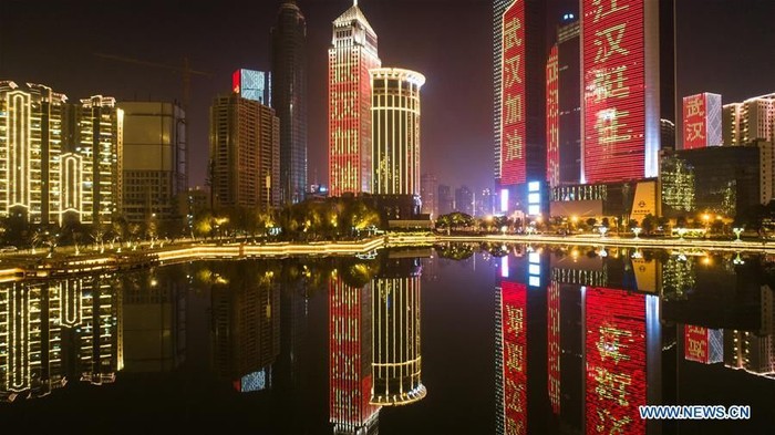 Gedung hingga Jembatan di Wuhan 'Bersuara' Lawan Virus Corona Gedung hingga Jembatan di Wuhan 'Bersuara' Lawan Virus Corona