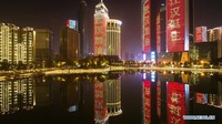 Foto ini menunjukkan gedung-gedung yang diterangi dengan slogan-slogan untuk menghibur kota di Wuhan, Provinsi Hubei, China tengah. Foto: Dok. Xinhua/Xiao Yijiu
