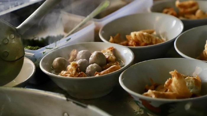 Bakso Cuanki, a Sundanese street food dish of fried wonton dumplings and meatballs in hot beef broth.