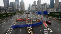 Terowongan Sungai Yangtze Wuhan juga diblokir dengan penghalang di tengah kuncian kota, di Wuhan. Foto: Dok. Reuters