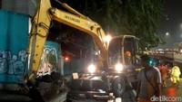 Hingga jelang tengah malam sekitar pukul 23.00 WIB Risma masih berada dilokasi bersama dengan Kepala OPD Pemkot Surabaya untuk memantau langsung. Dilokasi juga terlihat dua alat berat dan beberapa mobil dum truk untuk melakukan pengerukan di gorong-gorong agar air cepat mengalir. 