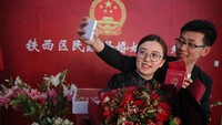 Sebelumnya, Beijing, Shanghai dan kota-kota lainnya di China telah memutuskan untuk tetap membuka layanan pendaftaran pernikahan di tanggal tersebut, meskipun tanggal itu jatuh pada hari Minggu saat kantor-kantor biasanya libur.