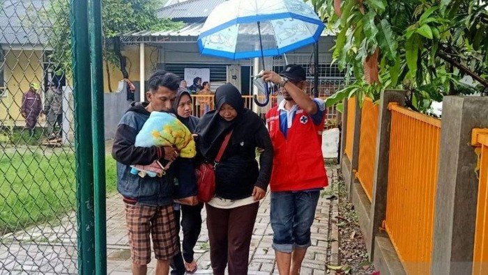 Petugas mengevakuasi ibu hamil yang daerahnya terdampak banjir di Kecamatan Periuk, Kota Tangerang, Sabtu (1/2/2020).