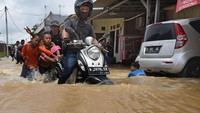 Hujan deras yang mengguyur sejak Jumat (31/1) juga membuat volume air bertambah.